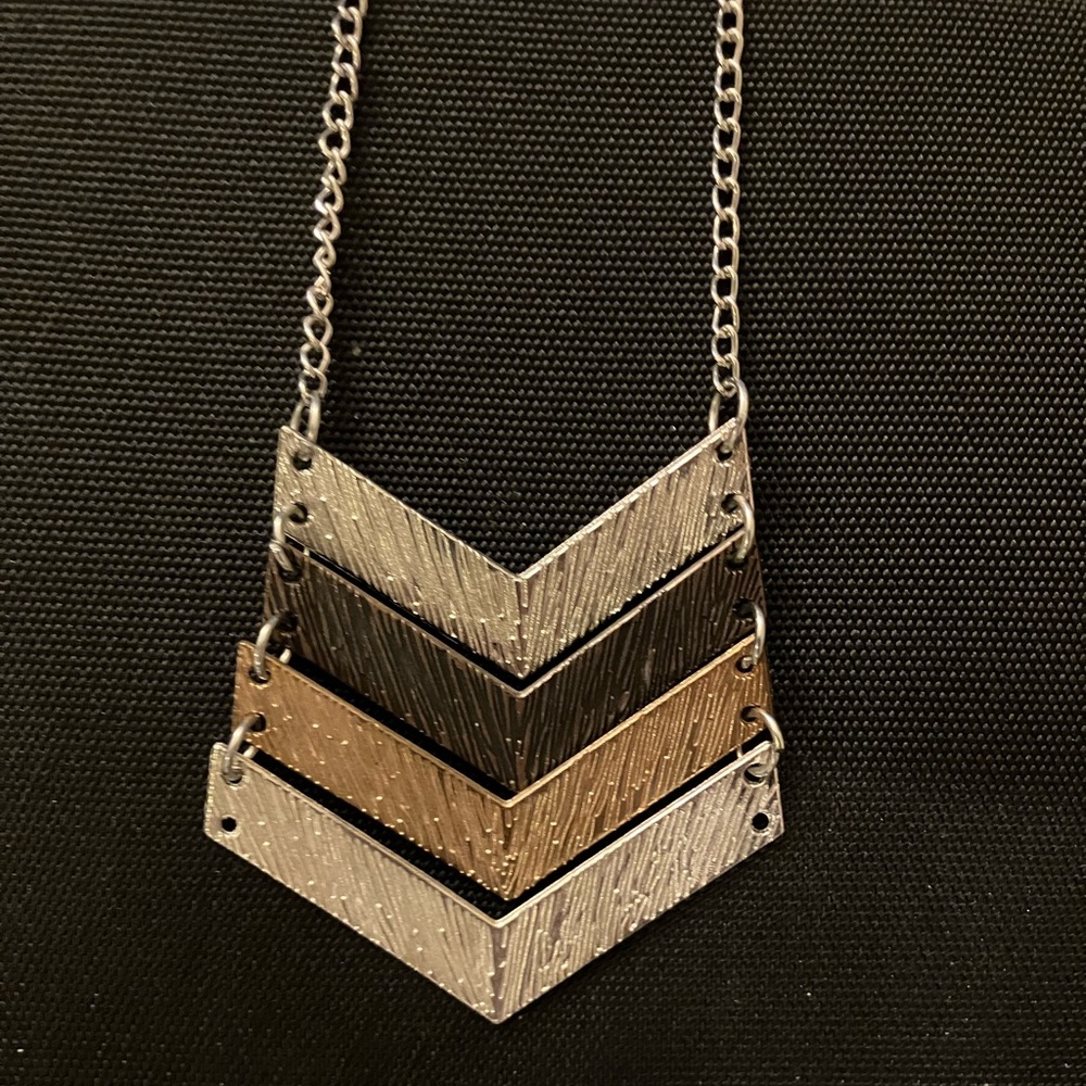 Chevron Pendant Necklace 18”